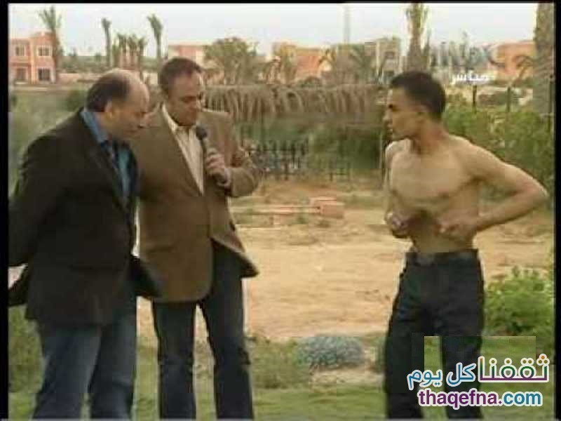 بالفيديو أغرب رجل في العالم يخفي بطنه ومعدته ويظهر بدلاً منهم العمود الفقري!!