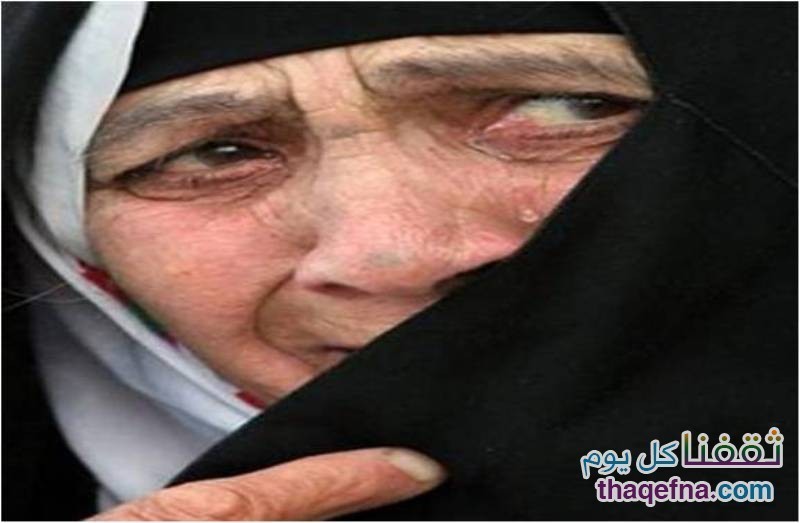 داعشي يقتل أمه بدم بارد أمام الناس لطلبها منه ترك التنظيم !!