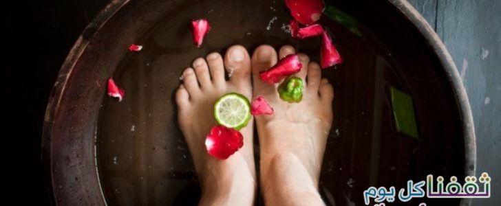 أسهل طريقة من أجل التخلص من سموم الجسم كاملة ورائحة القدمين الكريهة بمكون واحد !