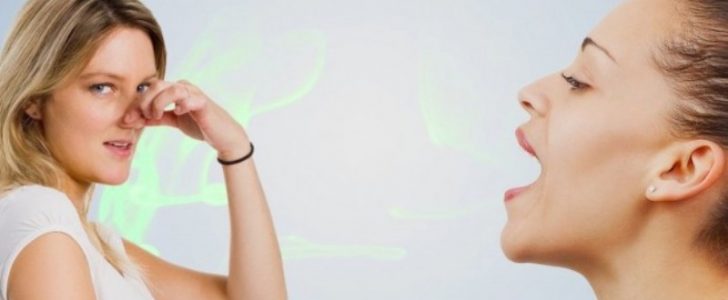 أسباب رائحة الفم المزعجة من أجل التخلص منها بشكل نهائي والحصول على نفس رائع