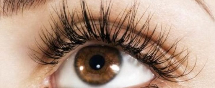 أسرع طريقة لتطويل الرموش بمواد وزيوت طبيعية وبنتائج سريعة ومذهلة