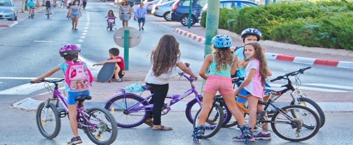 حاخام إسرائيلي يمنع الفتيات من هم أكبر من عمر 5 سنوات ركوب الدراجات الهوائية