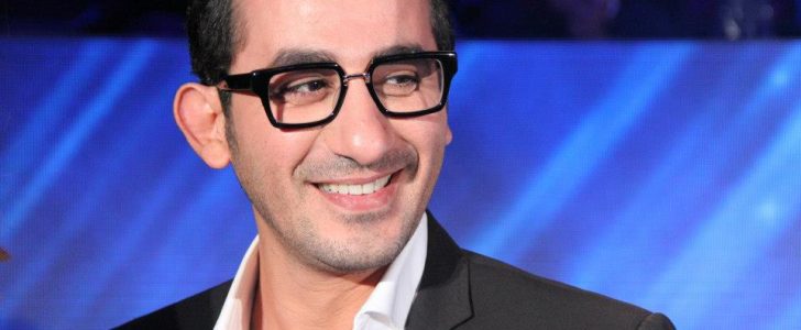 شاهد رد فعل الفنان الشهير أحمد حلمي بعدما قام أحد المتسابقين بضربه بدون قصد