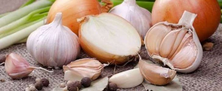 أسهل الطرق من أجل التخلص من رائحة البصل والثوم من الفم وبطرق طبيعية !