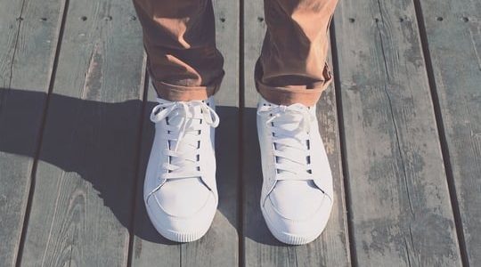كيفية الحفاظ على الأحذية الرياضية البيضاء بخطوات بسيطة وعلى حسب نوع الحذاء !