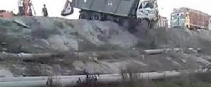 شاهدوا بالفيديو محاولة إنقاذ فاشلة لشاحنة على طرف الطريق تنتهي بمارثة أكبر !