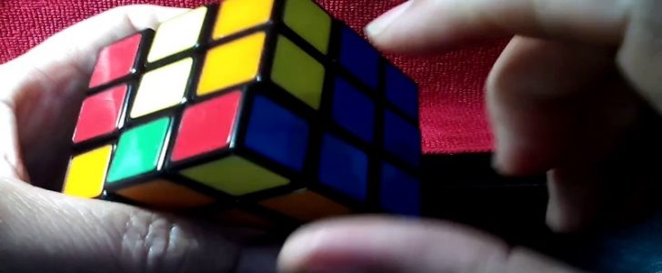 الوصول الى حل مكعب روبيك فقط بـ 20 حركة وحله كاملاً بأكثر من تشكيل !