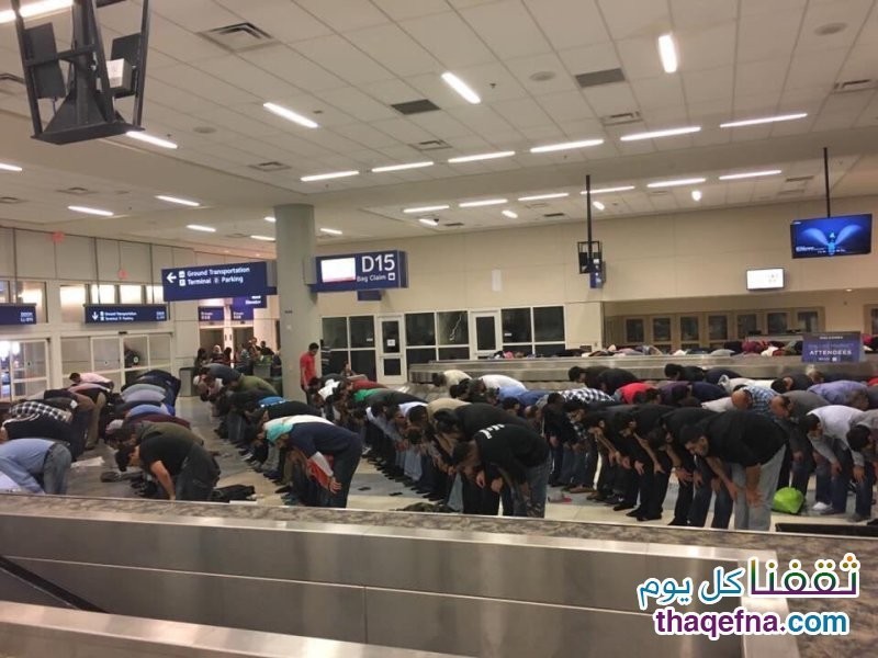 مسلمون يقيمون الصلاة بمطار دالاس
