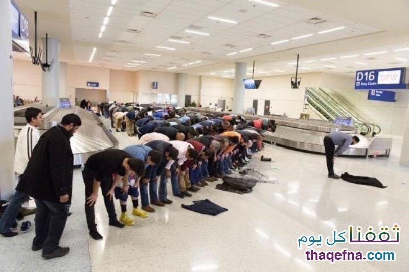 مسلمون يقيمون الصلاة بمطار دالاس
