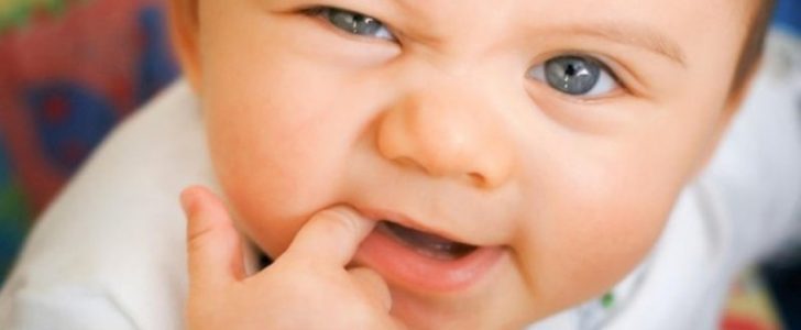 وصفات طبيعية من أجل التخفيف من آلام تسنين الأطفال وبطرق طبيعية