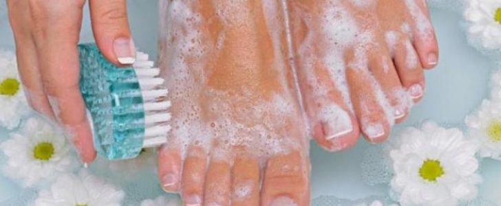 وصفات طبيعية لتفتيح القدمين والحصول على النعومة والتخلص من التشققات المزعجة